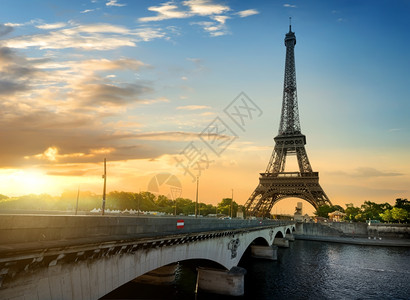 巴黎艾菲尔铁塔的美丽景色夏日的图片
