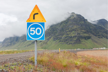冰岛有咨询速度限制的曲线图片