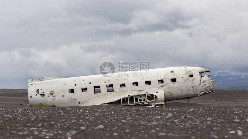 一架美国军用飞机废弃残骸图片