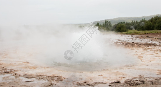 著名的StrokkurGeyser即将爆发冰岛图片