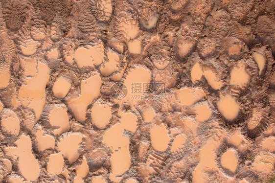湿泥加上脚印在冰岛徒步足迹图片