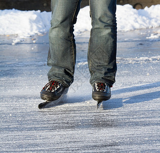 一个滑冰者正在著名的达奇邦克瓦特弗里斯埃尔福特德诺奇滑冰图片