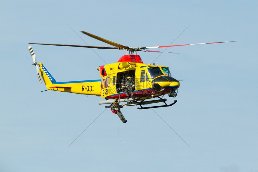 黄色的直升飞机在空中执行任务图片