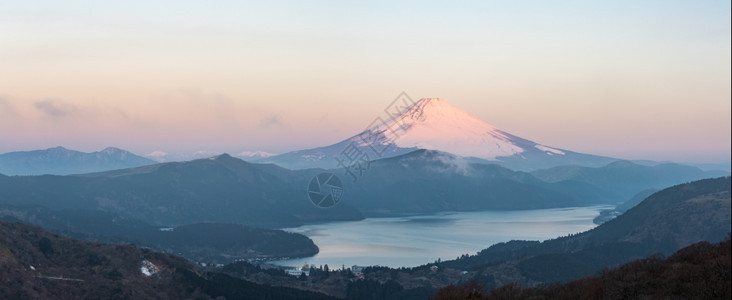 冬天的藤山日出哈康湖全景图片