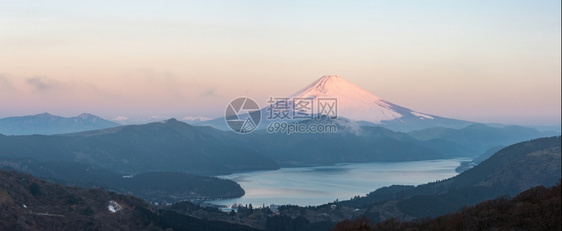 冬天的藤山日出哈康湖全景图片