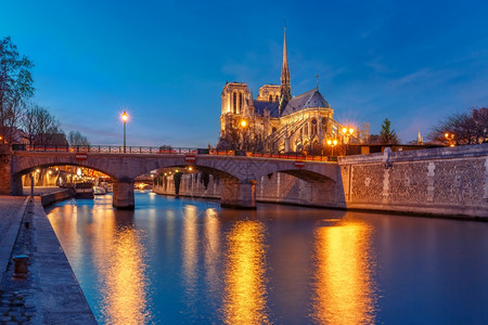 巴黎圣母大教堂和主桥PontdelArchaveche桥法国巴黎晚上蓝色时分从QuailaTournelle看到图片