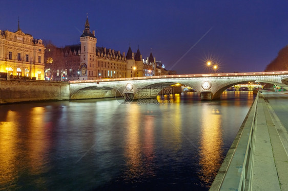 在法国巴黎的晚上在法国巴黎庞大变换时搭桥和IlluatedBribblePontAuChange图片
