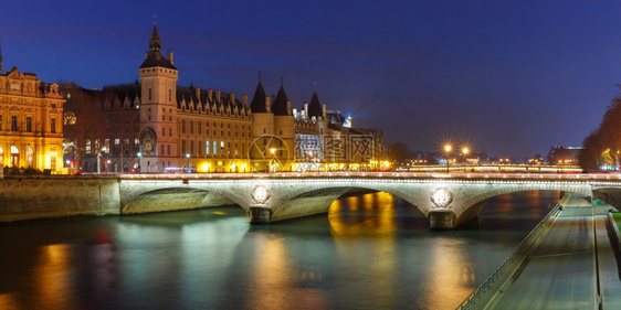 法国巴黎庞大变化夜幕康杰吉里和冰桥的全景法国巴黎图片