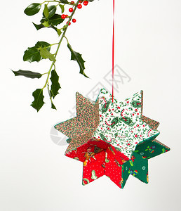 屠夫的扫帚和圣诞节装饰品白孤立图片