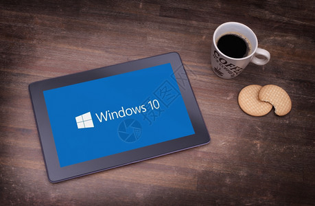 2015年6月日荷兰HerenvenenWindows10背景的平板电脑Windows10是微软公司的新版本WindowsOS从背景图片