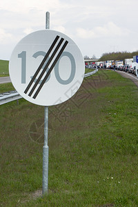 201年4月日在霍兰德弗列沃龙伦登与A6高速公路上一大条发生碰撞的一辆卡车在霍兰德州弗莱沃德隆登造成交通大堵塞图片