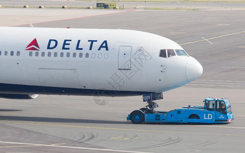 大型客机在机场检修图片
