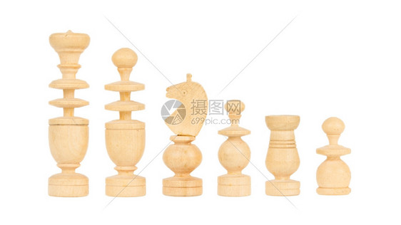 白色背景上孤立的一套旧手雕象棋元件图片