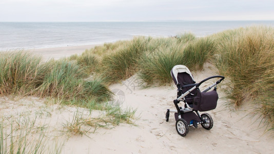 一辆婴儿手推车在荷兰海滩上图片