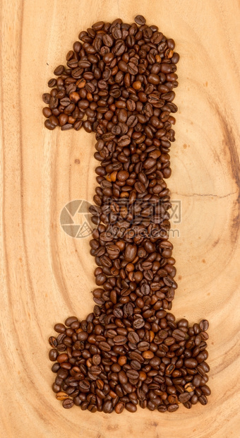 来自咖啡豆的数量在木材上与世隔绝图片