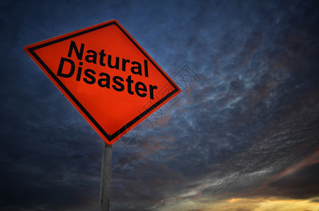 橙色暴风雨道路标志自然灾害与乌云图片