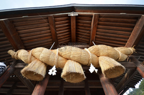 日本岛川县Izumotaisha祈祷堂前的圣草绳图片