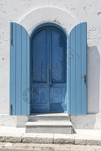 旧木制蓝门背景图片