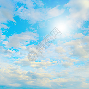 蓝天和白云中的太阳图片