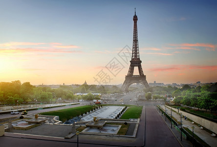 埃菲尔铁塔和附近的喷泉黎明在法国巴图片