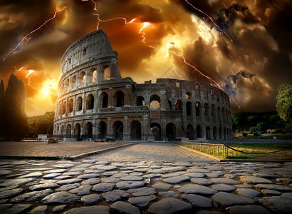 在意大利罗马的Colosseum上空雷暴和闪电图片