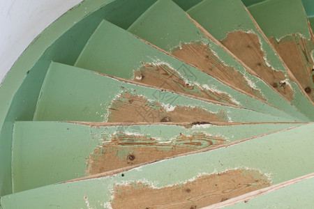 用绿色有选择地聚焦的木漆制成旧破楼梯图片