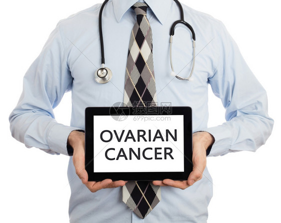 医生被孤立在白腹骨上持有数字片Ovarian癌症图片