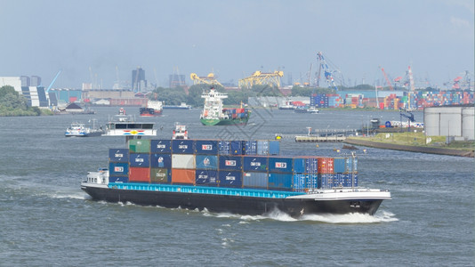 201年6月日一家在鹿特丹从事全世界集装箱运输的私营公司经集装箱船关闭背景图片