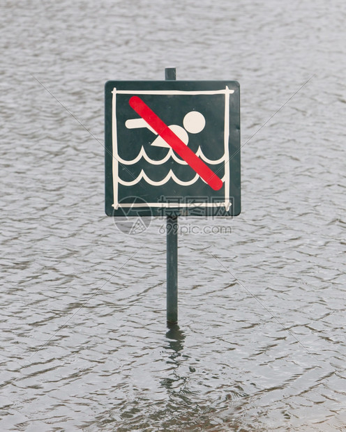在湖边的警告标志允许小心不游泳图片
