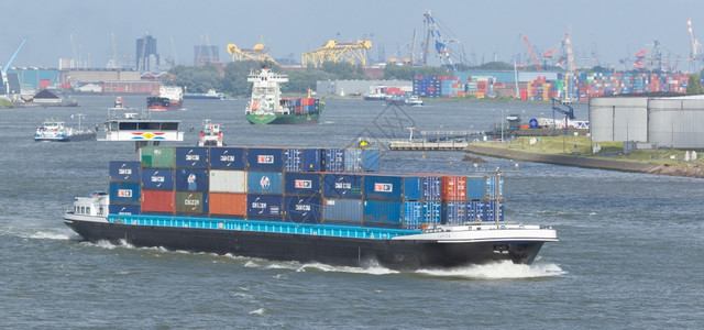 201年6月日一家在鹿特丹从事全世界集装箱运输的私营公司经集装箱船关闭背景图片