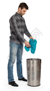 年轻人在洗衣篮里放脏毛巾孤立无援图片