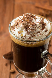 含巧克力碎和奶油的咖啡高清图片