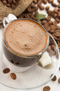 咖啡豆背景的卡布奇诺咖啡图片