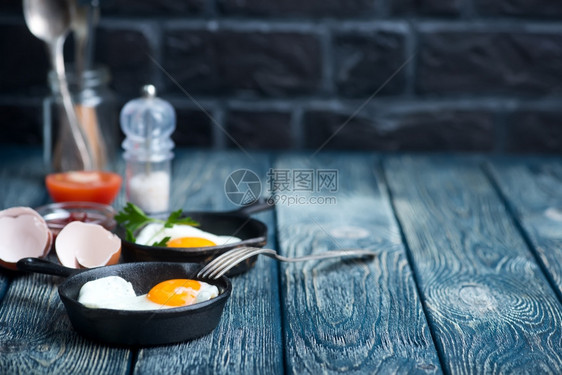 早餐吃煎鸡蛋加番茄火腿图片