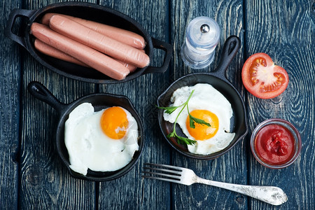 俯视图早餐吃煎鸡蛋加番茄火腿图片