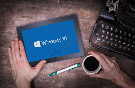 2015年6月日荷兰HerenvenenWindows10背景的平板电脑Windows10是微软公司的新版本WindowsOS从背景图片