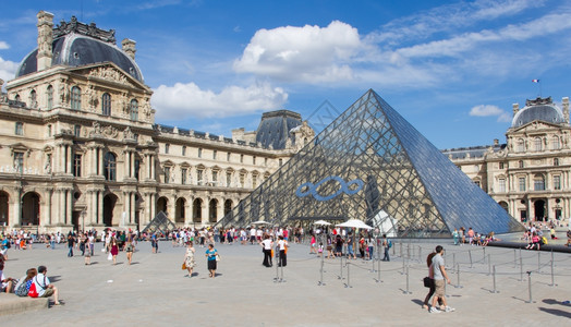 2013年7月8日在巴黎卢浮宫旅游者享受风景卢浮宫包含超过380个天体在八省展示了350件艺术品213年7月8日巴黎013年7月图片