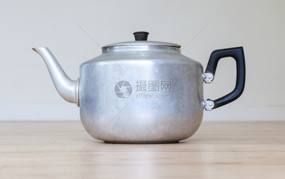 木桌上的旧茶壶图片