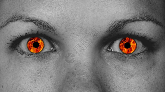 女眼睛的火焰而不是虹膜的详细视图图片