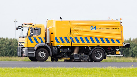 荷兰机场的一辆黄色空展清扫车图片