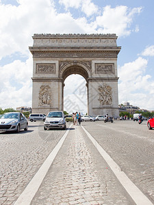 2013年7月8日法国巴黎Carloussel广场拿破仑胜利纪念碑是2013年7月8日在巴黎卢浮宫附近的旅游景点图片