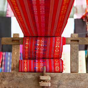 手工制作的丝织纺业旧机器上的丝围巾越南高清图片