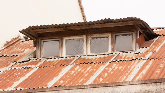 旧的电镀屋顶覆盖在生锈越南图片