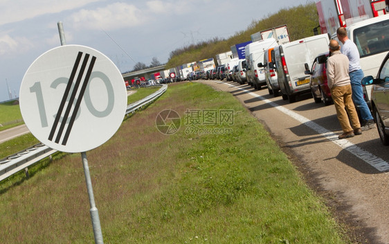 201年4月日在霍兰德弗列沃龙伦登与A6高速公路上一大条发生碰撞的一辆卡车在霍兰德州弗莱沃德隆登造成交通大堵塞图片