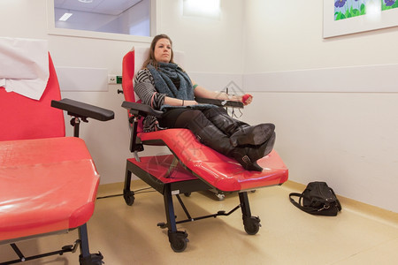 捐赠者用扶手椅在输血站捐图片