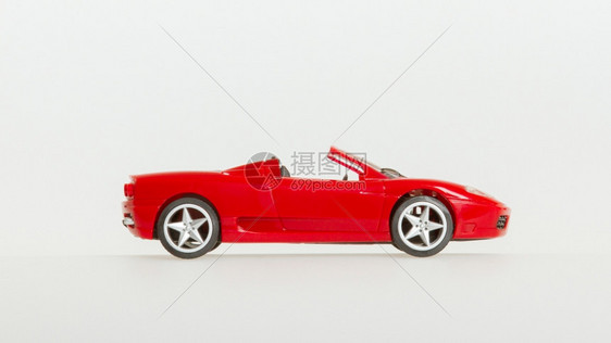 一辆玩具车红色运动白的图片