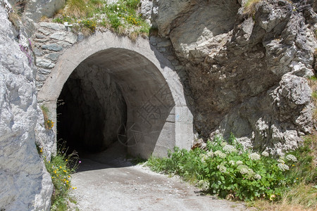 瑞士山的暗小地下隧道图片
