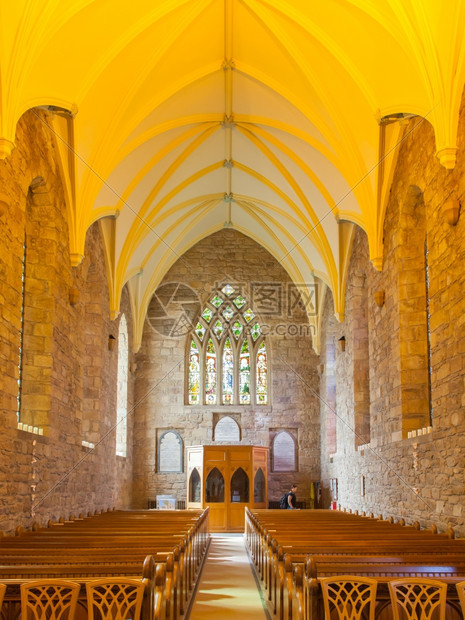 小型苏格兰教堂圆顶黄色灯光图片