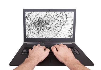 一个人在笔记本电脑上工作用破碎的屏幕白色图片