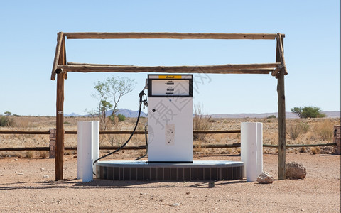 纳米比亚布沙漠旧式燃料泵图片